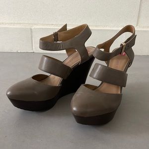 Elaine Turner Tan wedges